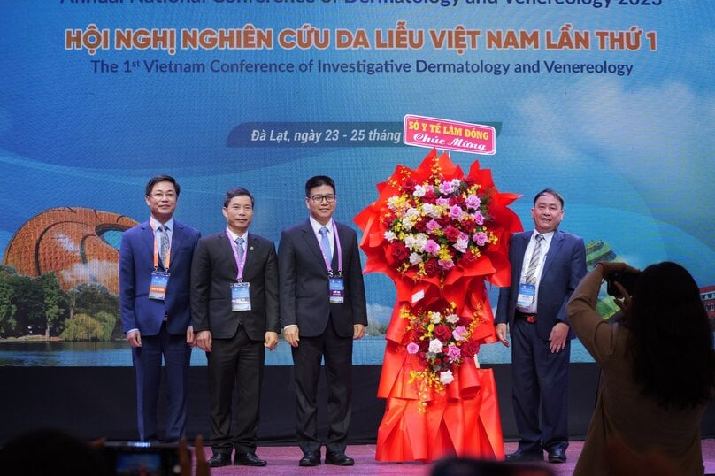 BSCKII Trịnh Văn Quyết – Phó Giám đốc Sở Y tế tỉnh Lâm Đồng trao hoa chúc mừng Hội nghị cho PGS.TS Lê Hữu Doanh - Giám đốc Bệnh viện Da Liễu Trung ương