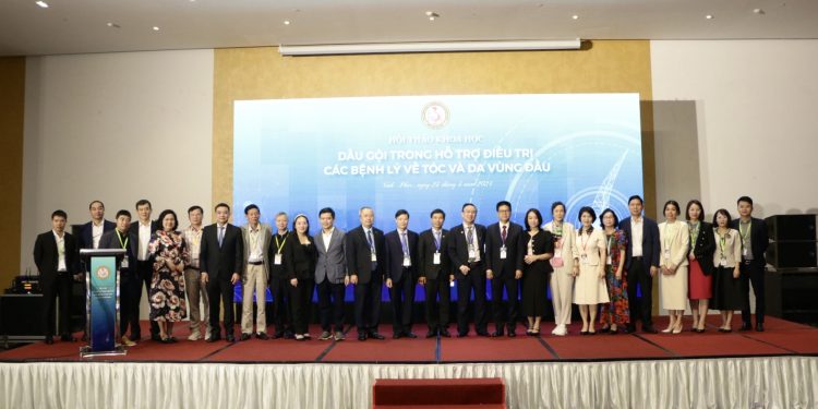 Phiên đồng thời: Hội thảo khoa học, chủ đề “Dầu gội trong hỗ trợ điều trị các bệnh lý tóc và da vùng đầu”.