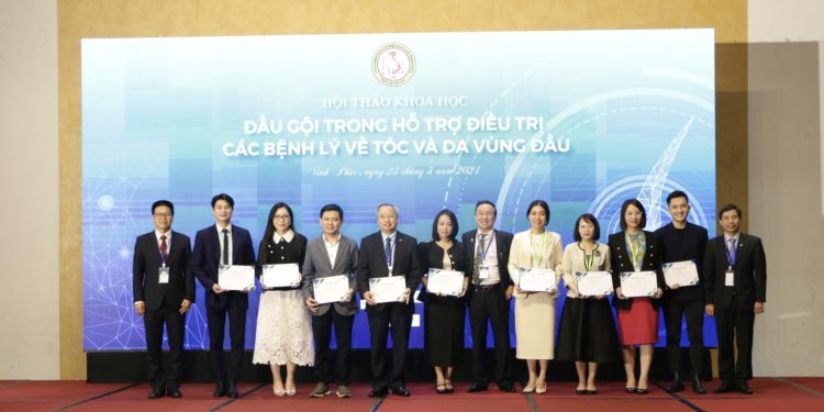 Phiên toàn thể: Hội thảo khoa học, chủ đề “Dầu gội trong hỗ trợ điều trị các bệnh lý tóc và da vùng đầu”.
