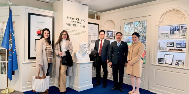 Ban lãnh đạo Bệnh viện Da liễu TW thăm quan và làm việc tại tập đoàn y tế tổng hợp Mayo Clinic